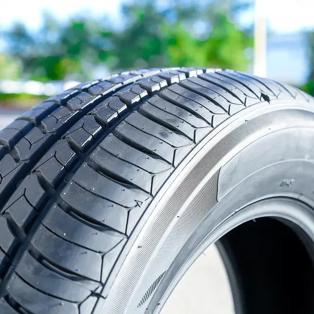 Alt view image 2 of 7 - 225/70R15 100T - Lancaster LP-16 Performance Tire