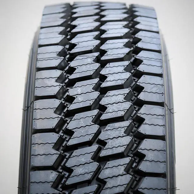 Alt view image 3 of 7 - 265/70R19.5 140/138M H (16 Ply) - Evoluxx EDR202 Highway All Season Tire
