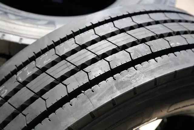 Alt view image 2 of 7 - 245/70R17.5 143/141J J (18 Ply) - Fortune FAR602 Highway All Season Tire