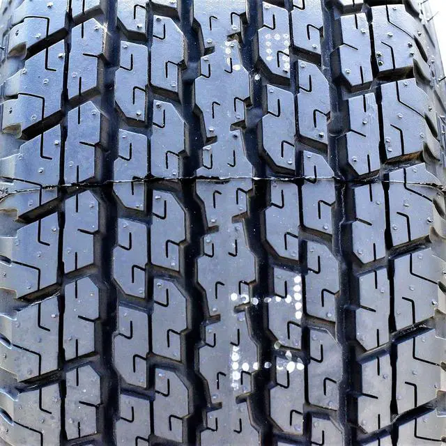 Alt view image 4 of 7 - 235/60R16 100H - Bridgestone Dueler H/T 840 Highway All Season Tire