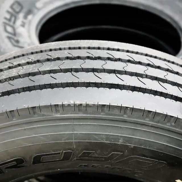Alt view image 3 of 7 - 245/70R19.5 135/133M H (16 Ply) - Arroyo AR1000 Highway All Season Tire