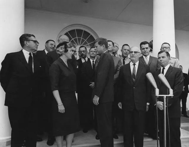 Alt view image 6 of 6 - AR7252 APC/AMERICAN POWER CONVERSION NTSHLTR SX 750MM X 1070MM DEEP