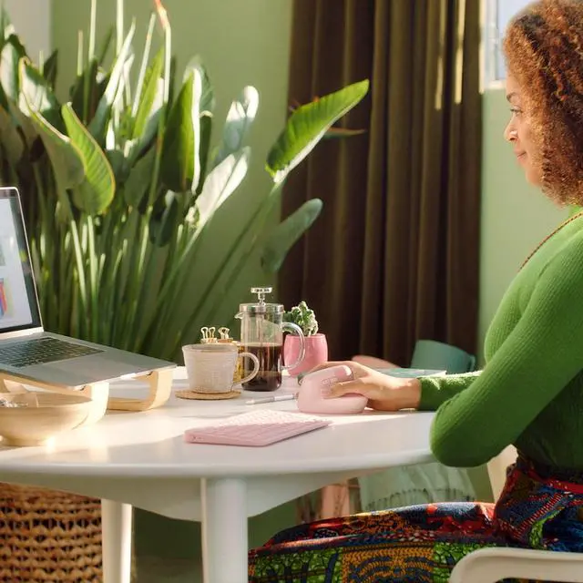 Alt view image 4 of 4 - Logitech Lift Vertical Ergonomic Mouse - Vertical mouse - ergonomic - optical - 6 buttons - wireless - Bluetooth, 2.4 GH