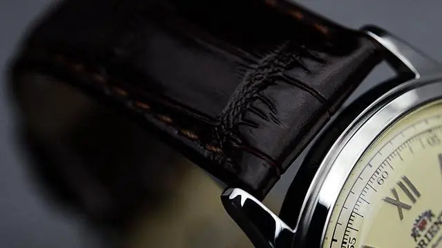 Alt view image 3 of 19 - Orient Second Generation Bambino Version II FAC00009N0 Creme Dialed Classic Watch