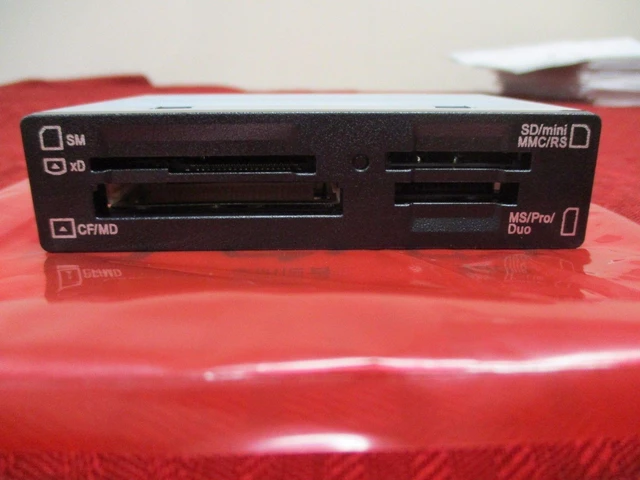 Alt view image 3 of 4 - New OEM Genuine Dell 19 way Media and Flash Card Reader W816M W812M G7V21