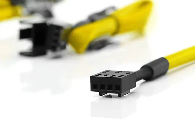Alt view image 2 of 2 - Noctua NA-SEC1 chromax.yellow, 3-Pin/4-Pin Extension Cables (30cm, Yellow)