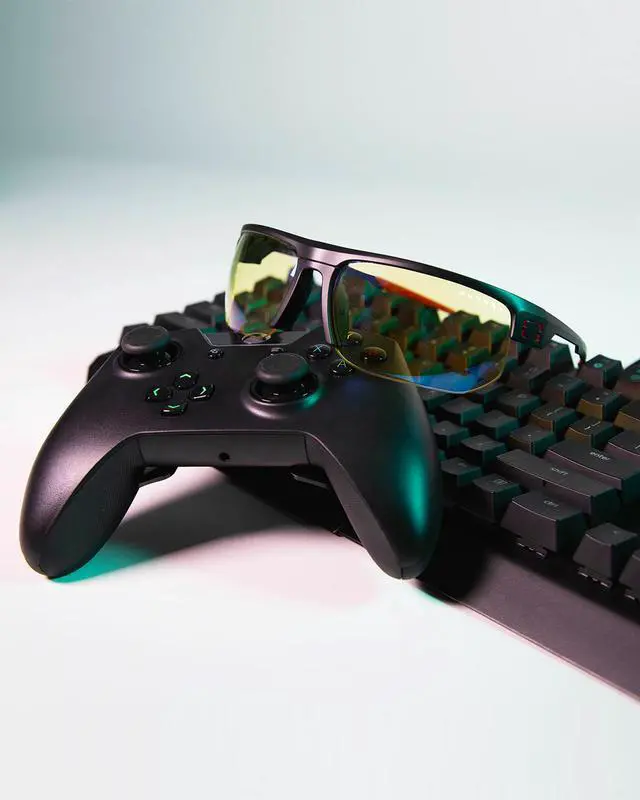 Alt view image 7 of 8 - Gunnar Torpedo Gaming Glasses with interchangeable lens for Gaming and Sunlight, Onyx Frames, Amber & Sun Lenses, 65% Blue Light and 100% UV Protection, TR3-00101