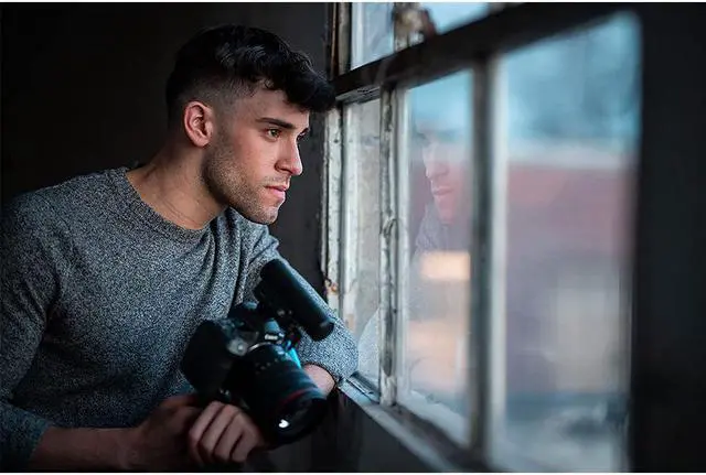 Alt view image 4 of 6 - Sennheiser MKE 400 Camera-Mount Shotgun Microphone (2nd Generation) Bundle with Compact Tabletop Tripod and Smartphone Tripod Mount