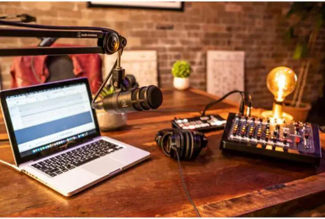 Alt view image 4 of 5 - Audio-Technica AT2040 Hypercardioid Dynamic Podcast Microphone
