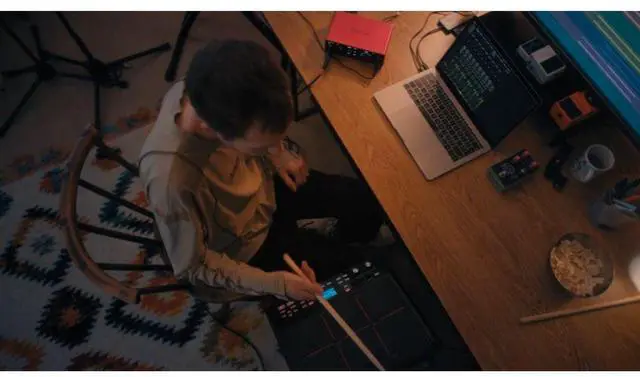 Alt view image 6 of 7 - Focusrite Scarlett Solo Studio USB-C Audio Interface with Microphone and Headphones (4th Generation)