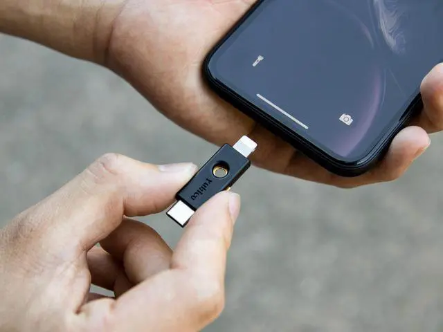Alt view image 4 of 13 - Yubico YubiKey 5Ci - Two factor authentication security key -  USB-C / Lightning