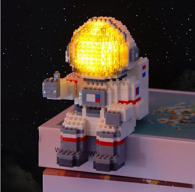 Uvini Astronaut Mini Building Blocks Model with LED Light STEM