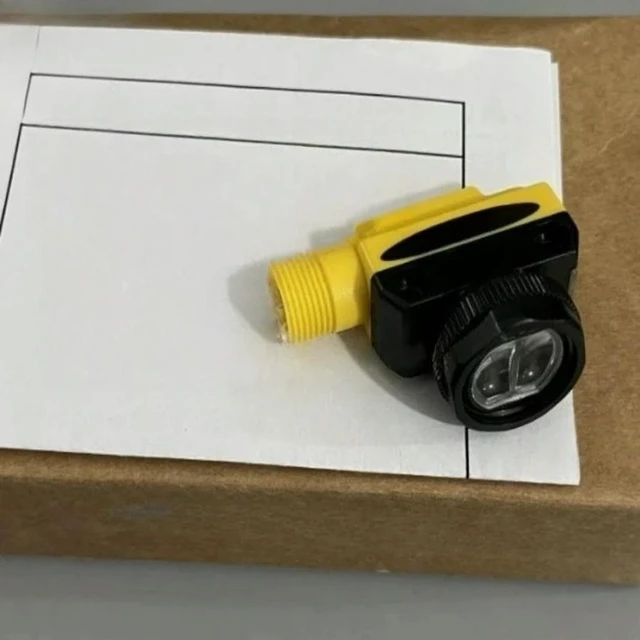 Main image of FOR 1PCS QS18VP6FF100Q8 cylindrical diffuse detection range 100mm output type PNP QS18VP6FF100Q8
