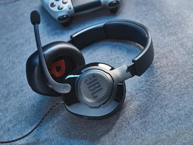 Alt view image 5 of 7 - Quantum 200 - Wired over-ear gaming headset with Voice focus directional flip-up mic and memory foam ear cushions (Black)
