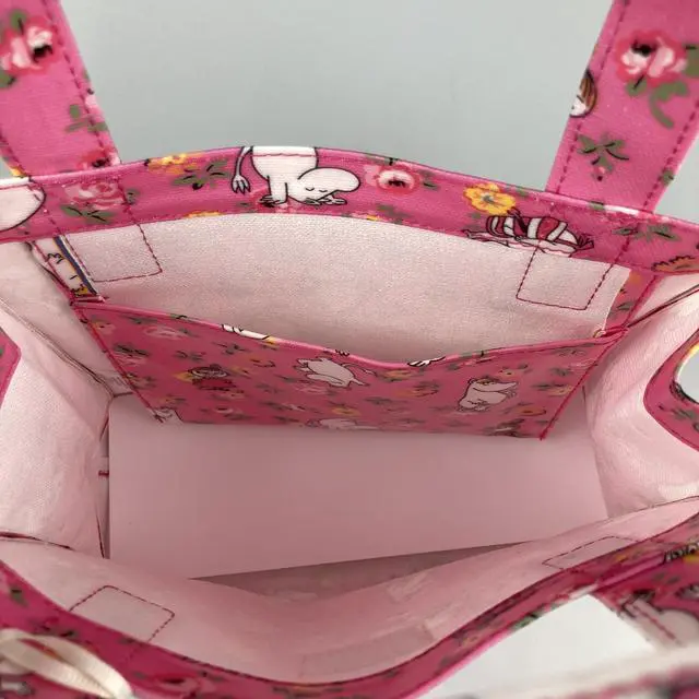 Alt view image 7 of 7 - Cath Kidston x Moomin Limited Edition Small Bookbag S Size Open Top Handled Handbag Lunch Bag Water Resistant Oilcloth Tote Moonins Linen Sprig Floral Pattern Pink Color