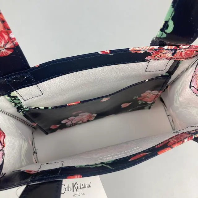 Alt view image 4 of 5 - Cath Kidston Small Bookbag S Size Open Top Handled Handbag Lunch Bag Water Resistant Oilcloth Tote Big Floral Pattern (Geraniums Flowers / Navy Color)