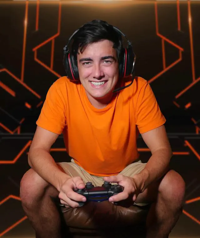 Alt view image 4 of 5 - 2.4G USB wireless gaming headset for Switch,PS4,PC 7.1 Surround Sound PS4 gamer headphones no delay time for game sound and chat