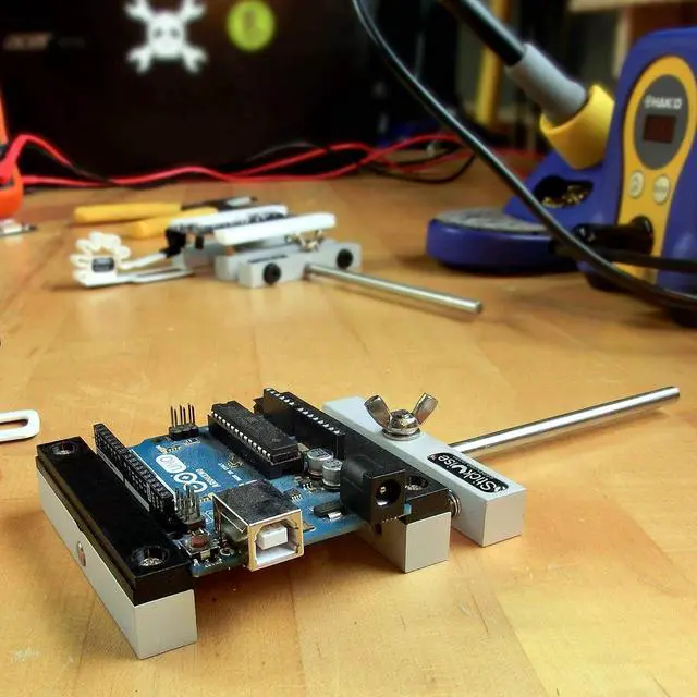 Alt view image 2 of 5 - PCB Vise with Standard Nylon Jaws Grey