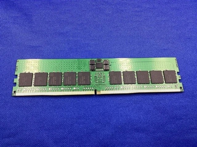 Alt view image 5 of 6 - Hynix HMCG88AEBRA107N 32GB PC5-4800 DDR5 ECC Reg Dual Rank Memory Module