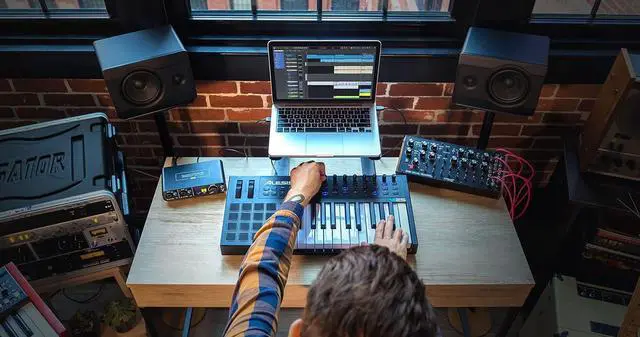 Alt view image 7 of 7 - MOTU M2 2x2 USB-C Audio Interface