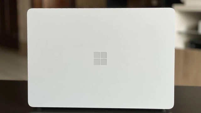 Alt view image 3 of 3 - Microsoft Surface Laptop 5 13.5" Touchscreen - 2256X1504 - (Model 1951) - Intel Core i5-1245U, 2.5GHz, 16 GB RAM, 256 GB SSD, Windows 11 Pro, Black, Bilingual Keyboard (English/French) - R7B-00025