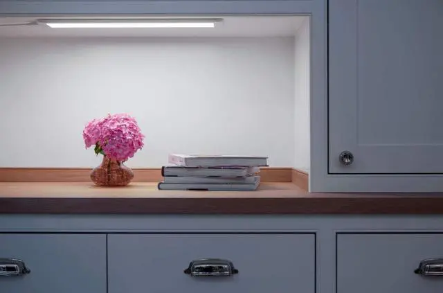 Alt view image 3 of 4 - SYLVANIA General Lighting Sylvania 72275 9" Convertible Under Cabinet Light, Hardwire or Plug-in, Linkable Undercabinet, White