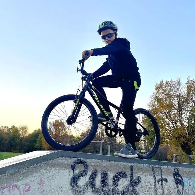 Alt view image 6 of 6 - Hiland 20 inch Kids Mountain Bike for Boys and Girls, Single Speed with Dual Handbrakes, Kickstand, Multiple Color