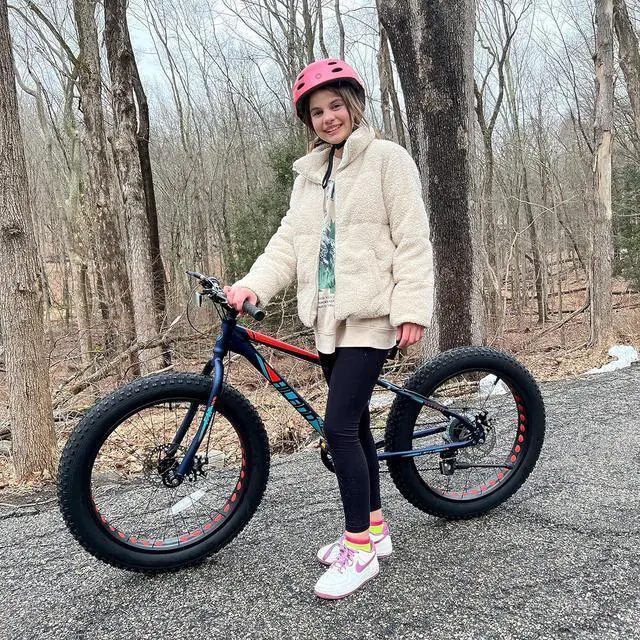 Alt view image 5 of 7 - Hiland Kids Fat Tire Mountain Bike, 20 inch, Shimano 7-Speed, Dual-Disc Brakes, Boys Girls Trail Bicycle for Beach and Snow, Silver