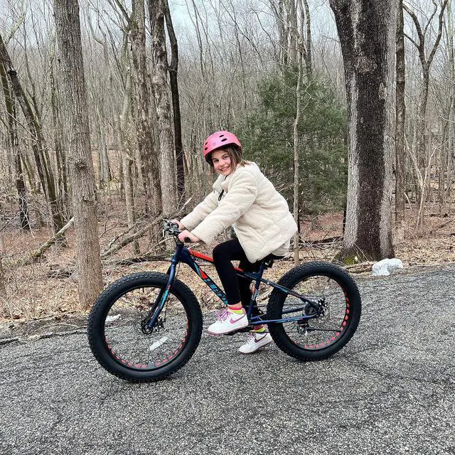 Alt view image 5 of 7 - Hiland Kids Fat Tire Mountain Bike, 20 inch, Shimano 7-Speed, Dual-Disc Brakes, Boys Girls Trail Bicycle for Beach and Snow