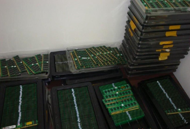 thumbnail interactive-video image 1 of HPE 16GB 1Rx4 PC4-2933Y DDR4 RDIMM Server Memory - P00920-B21 P03051-091 1 of 6