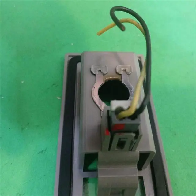 Alt view image 3 of 5 - Yingshan Rear Deck Lid License Plate Light Lamp  For 00-05 Deville Seville 25714695