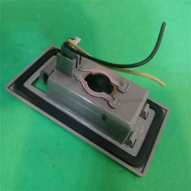 Alt view image 5 of 5 - Yingshan Rear Deck Lid License Plate Light Lamp  For 00-05 Deville Seville 25714695