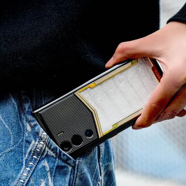 Alt view image 2 of 7 - Vertu METAVERTU Web3.0 Cell Phone 5G Smartphone with Vshot NFT 64MP Camera 18G RAM + 1TB ROM +10T IPFS Storage Luxury os & Web3.0 os Dual Sim Alligator Leather 18k Gold Diamond