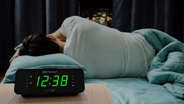 Alt view image 6 of 6 - Emerson SmartSet Dual Alarm Clock Radio with AM/FM Radio, Dimmer, Sleep Timer and .9" LED Display, CKS1900