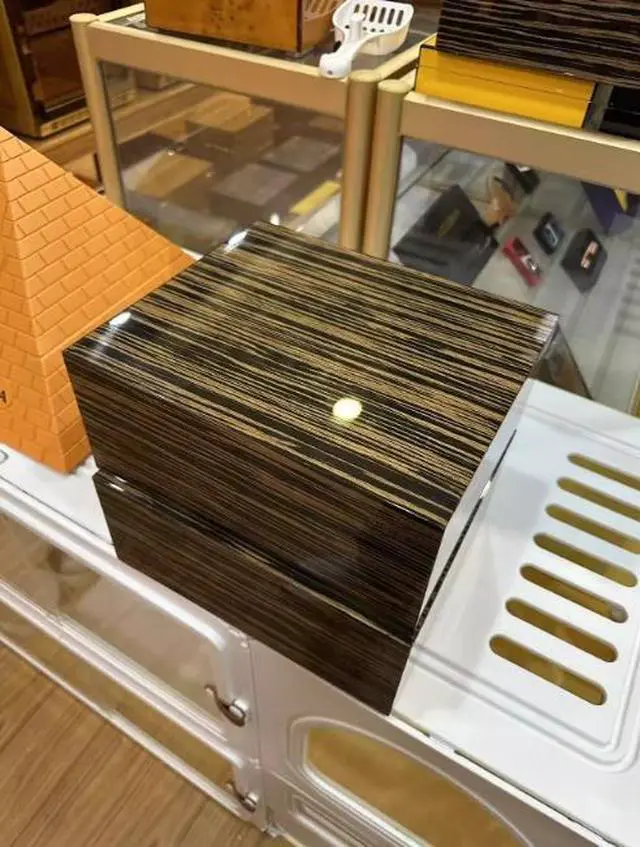 Alt view image 3 of 4 - LCDH50-60 pieces pack, Export to Japan. century high-end thick lacquered cigar box with piano finish. Moisture-proof box. Customized.