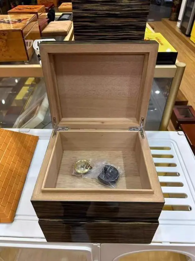 Alt view image 4 of 4 - LCDH50-60 pieces pack, Export to Japan. century high-end thick lacquered cigar box with piano finish. Moisture-proof box. Customized.