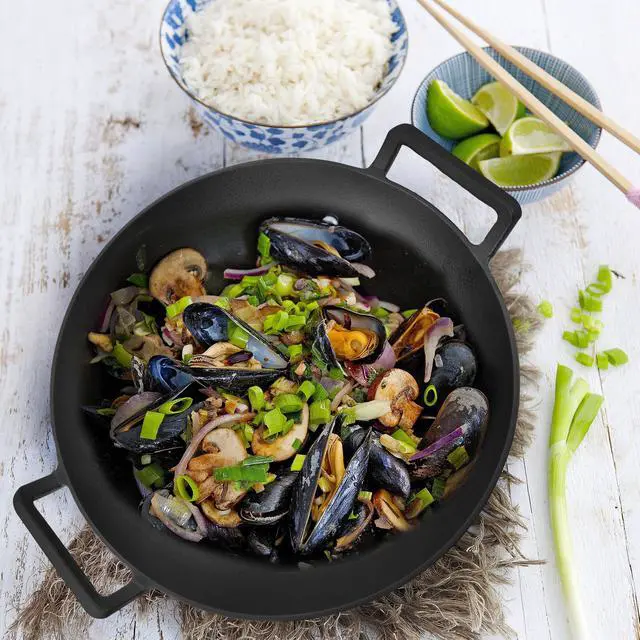 Alt view image 5 of 7 - General Store Addlestone 2 Piece 14 Inch Heavy Duty Cast Iron Wok with Wood Lid