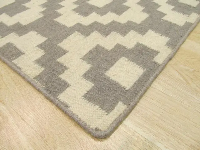 Alt view image 3 of 5 - Handmade Wool Gray Contemporary Trellis Flatweave Reversible Moroccan Rug, Made in India