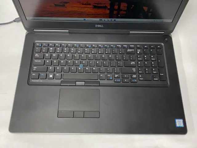 Alt view image 2 of 7 - Dell - Precision 7720 - XEON E3-1505M - 16GB - 256GB - 17" - 1920 x 1080 - Windows 10 Pro