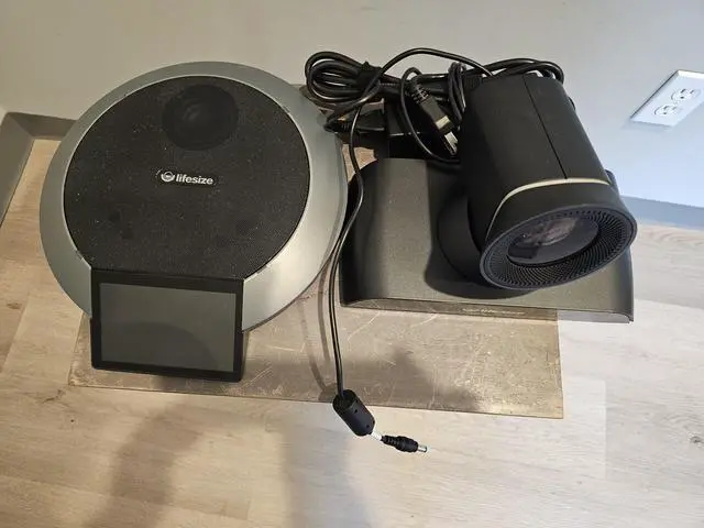 Alt view image 2 of 3 - LifeSize 1000-0000-1185 Icon 700 4k Video Conferencing Camera