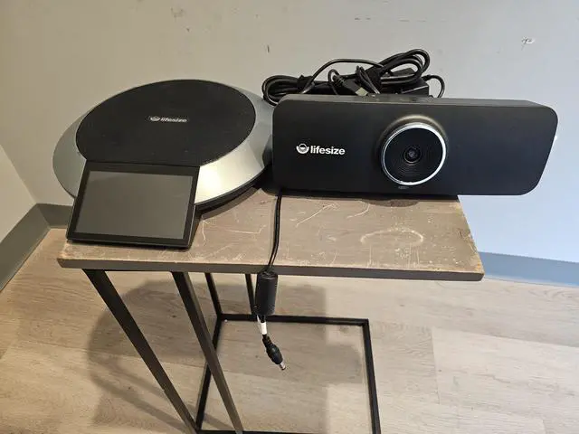 Alt view image 2 of 3 - Lifesize Icon 300 4k video conferencing camera