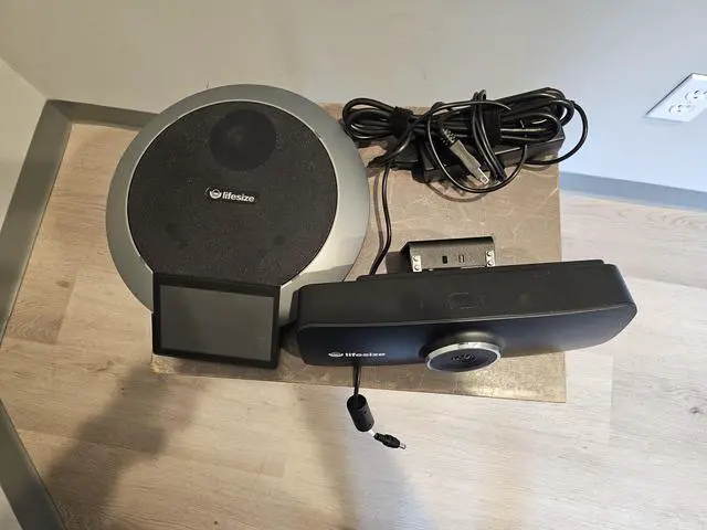 Alt view image 3 of 3 - Lifesize Icon 300 4k video conferencing camera