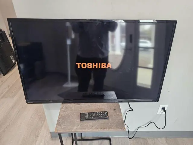 Alt view image 2 of 6 - Toshiba 40" 1080p LED-LCD HDTV - 40L1400UC Without Stand