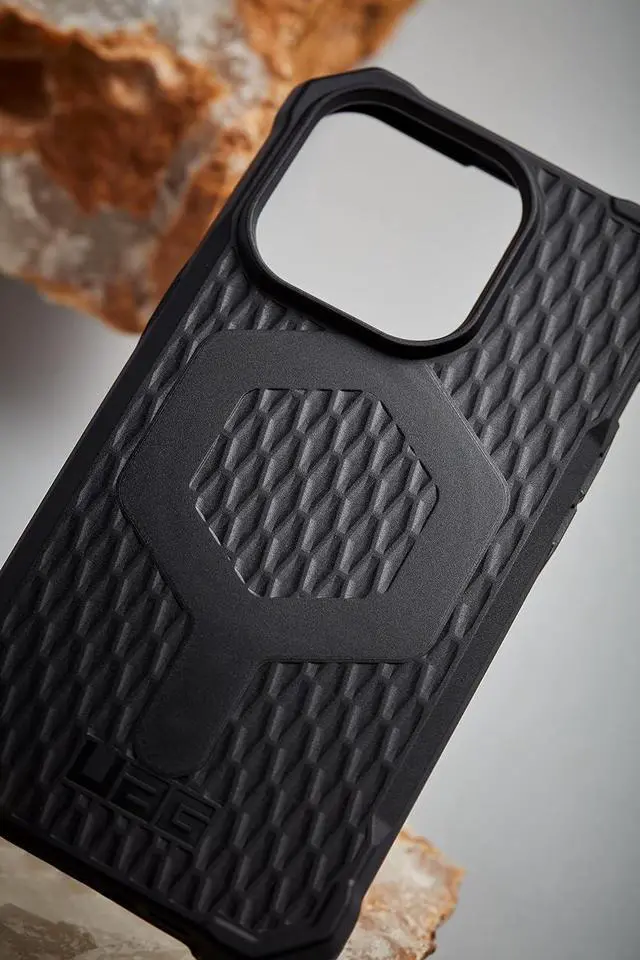 Alt view image 4 of 4 - UAG Essential Armor with MagSafe Case - iPhone 14 Plus - Black