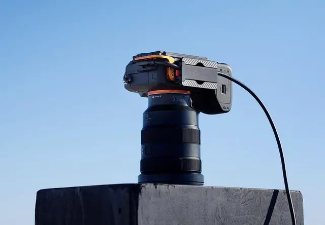 Alt view image 3 of 5 - IQwire CXRBON BLXCK X5 USB-C to USB-C 16' 5m Right Angle Intelligent Photography Tether Cable