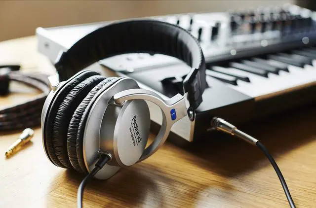 Alt view image 2 of 5 - Roland Studio Quality Monitoring Headphones (RH-200S),Silver