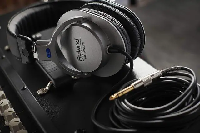 Alt view image 5 of 5 - Roland Studio Quality Monitoring Headphones (RH-200S),Silver