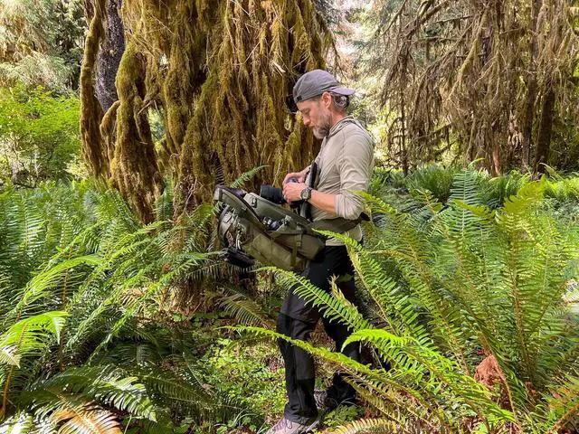 Alt view image 2 of 7 - Think Tank BackLight 36L Camera Daypack Backpack (Montane Green)