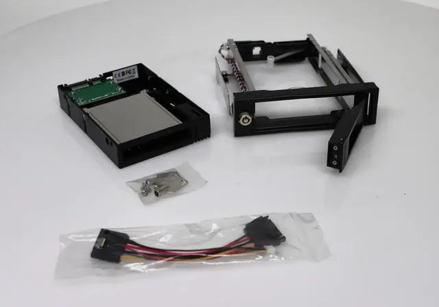 Alt view image 2 of 7 - DupliM 5.25in Trayless Hot Swap Mobile Rack for 3.5in HDD and 2.5in Adapter