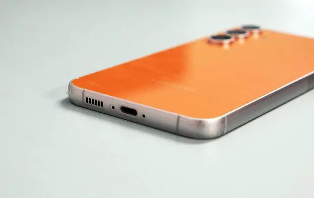 Alt view image 3 of 5 - Samsung Galaxy S23 FE 128GB Fully Unlocked Orange - Grade A